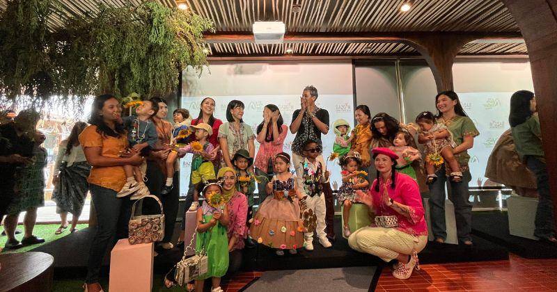 Potret orangtua beserta dengan murid setelah acara Trunk Show Grand Opening Alam Atelier Jakarta, 21 September 2024. - Popmama.com/Anggia Ramadhani Fitri